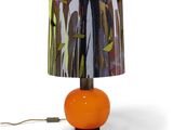 une lampe posée sur une table et munie d'un abat-jour