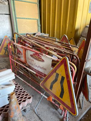 un chariot couvert de nombreuses affiches dans un garage