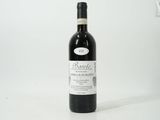 une bouteille de vin posée sur une table