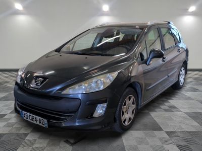 la photo d'une petite voiture noire garée dans un garage