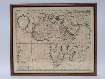 une vieille carte de l'Afrique dans un cadre en bois accrochée au mur
