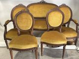 un ensemble de quatre chaises avec des coussins rembourrés jaunes