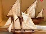 une maquette de voilier exposée dans une vitrine