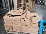 une pile de cartons sur une palette dans un entrepôt