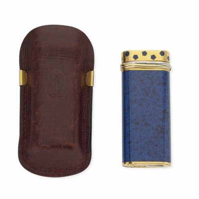 étui en cuir contenant un briquet et un autre briquet à l'intérieur