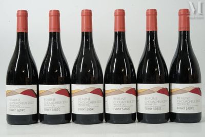 six bouteilles de vin rouge sont alignées sur une table
