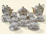 plusieurs tasses et soucoupes et une théière sur la table