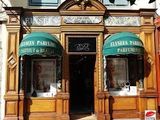 une devanture de magasin surmontée de deux auvents verts