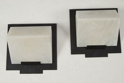 paire d'appliques murales noires et blanches avec un abat-jour carré en verre