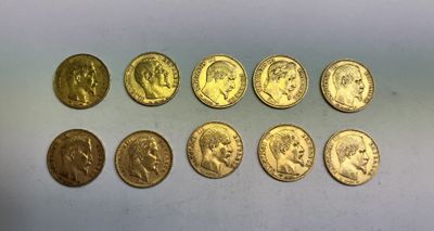 un tas de pièces d'or posé sur une surface blanche