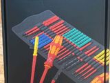 une boîte avec un tas d'outils à l'intérieur