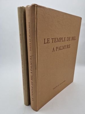 deux livres posés l'un sur l'autre sur une surface blanche