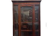 une photo d'une vitrine en bois avec des portes vitrées