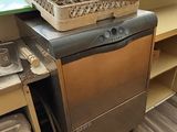 une photo d'une cuisine équipée d'un lave-vaisselle et d'un plan de travail