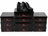 six boîtes noires sur lesquelles sont posées des chaussures noires, le tout posé sur une surface blanche