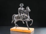 statue d'un homme à cheval sur un socle en bois