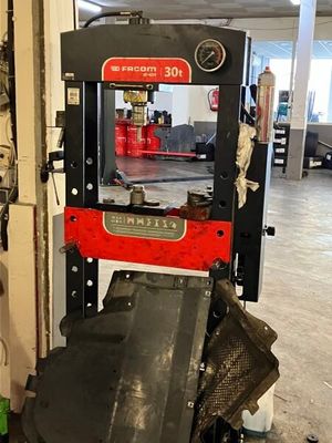 une machine qui traîne dans le garage