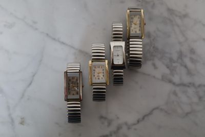 trois montres pour femme posées sur une table en marbre