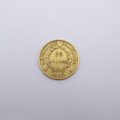 gros plan d'une pièce d'or sur une surface blanche