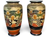 deux vases posés côte à côte sur une surface blanche
