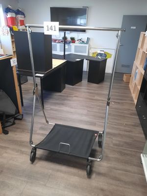 une image d'une pièce avec un bureau et une chaise