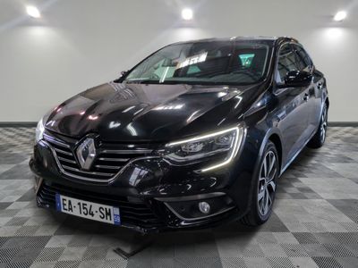 la voiture noire est garée sur un sol en damier dans le garage