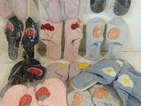 Plusieurs paires de chaussons sont emballées dans des sacs en plastique sur un comptoir