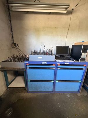 une pièce où il y a beaucoup d'outils sur la table