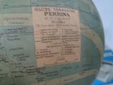 un gros plan d'un globe terrestre sur lequel figure une carte