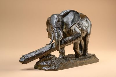 statue d'un éléphant tenant une bûche dans sa trompe
