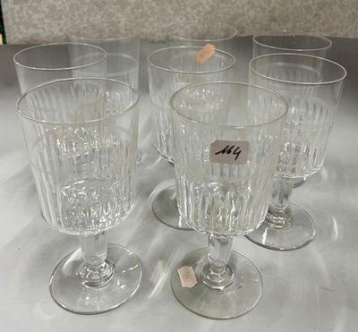 plusieurs verres à vin vides posés les uns à côté des autres sur une table