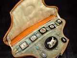 une vieille valise contenant de nombreux objets divers