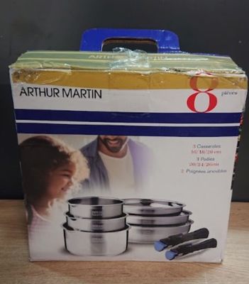 une boîte de nourriture posée sur une table