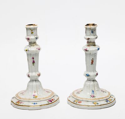 paire de bougeoirs anciens en porcelaine, ornés de motifs floraux