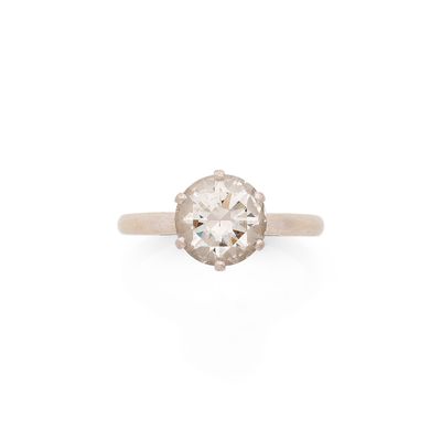 une bague en diamant blanc sur fond blanc