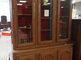 image d'un vaisselier en bois avec des portes en verre