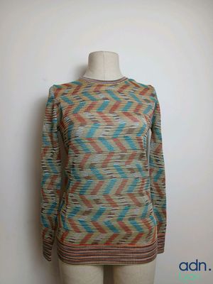 une photo d'un mannequin portant un pull multicolore