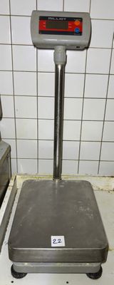 une photo d'une balance posée sur un plan de travail dans une cuisine