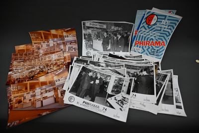 une pile de vieilles photos et de cartes postales posée sur une table