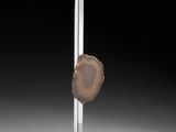 une photo d'une lampe de table sur laquelle repose une tranche d'agate
