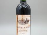 la bouteille de vin rouge est posée sur la table