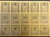 un gros plan d'un morceau de papier avec des timbres dessus
