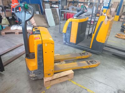 a fork lift truck that is parked in a warehouse
