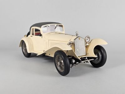 une image représentant la maquette d'une voiture blanche posée sur une surface grise