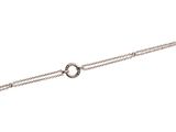 un gros plan d'un bracelet en argent orné de deux cercles