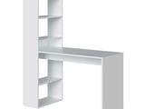 un gros plan sur un bureau blanc avec une bibliothèque