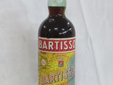 une image représentant une bouteille de bière posée sur une table