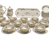 une photo d'un ensemble de plats et de tasses en porcelaine