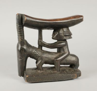 AFRIQUE, BANDANA. Appui-tête en bois sculpté patiné noire re…