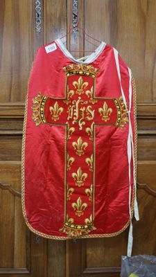 une image représentant un gilet rouge et doré orné d'une croix